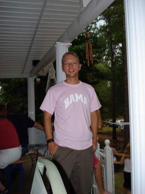 mit dem geburtstagsgeschenk auf der brust