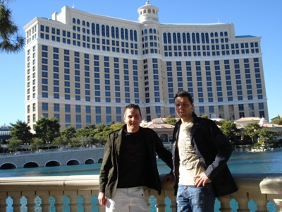Andi und ich vorm Hotel Bellagio